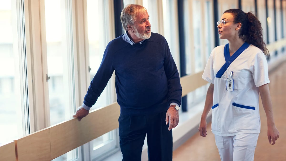 En man och en kvinna går i en korridor.