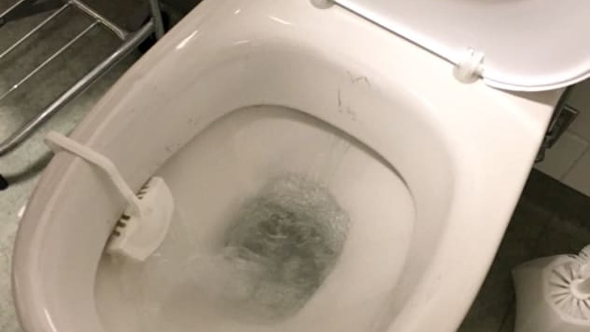 Metoden som testas på Akademiska innebär att man med hjälp av enzymer renar avloppsvattnet från läkemedelssubstanser. Enzymerna sitter i toalettblock, som ser ut som vanliga doftblock, och frigörs i vattnet vid varje spolning.