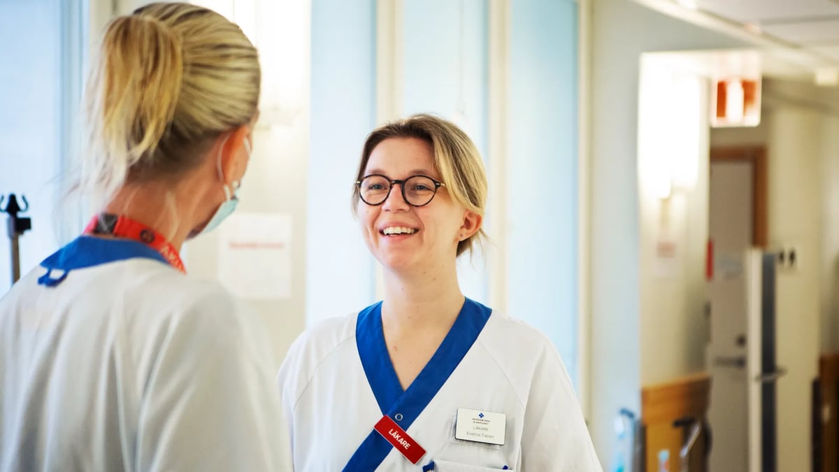 En kvinnlig läkare pratar med en kvinnlig kollega.