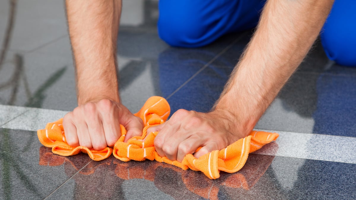 Forskare på Akademiska sjukhuset ska ta fram metoder för att hitta och bedöma risker vid handintensivt arbete. Upprepade rörelser med hög kraft är ett exempel på arbetsmoment som kan vara skadliga.