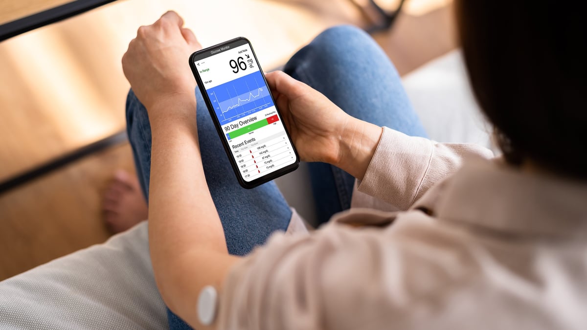 Sensorer för glukosmätning och olika appar blir allt vanligare inom diabetesvården. Med nya medicintekniska lösningar kan patienter med typ 1-diabetes bättre följa och kontrollera sin behandling. Foto: Genrebild från Mostphotos