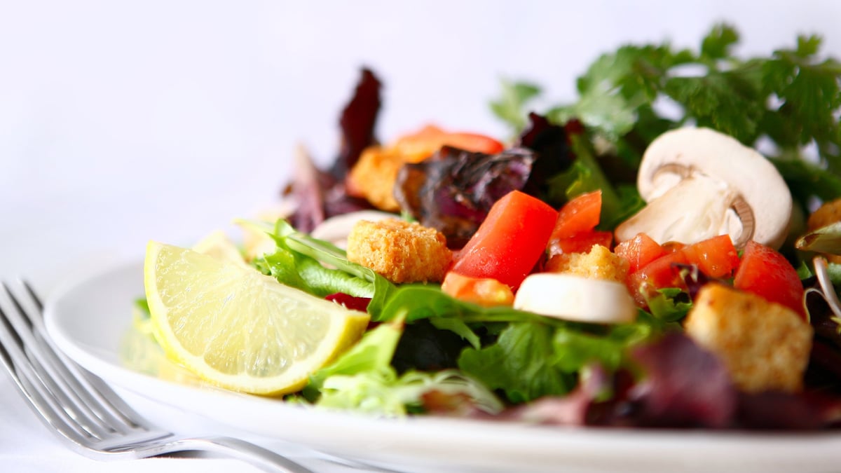 Hur ska man tänka kring mat och alkohol under cancerbehandling? Vid ett webbinarium 11 mars framkom bland annat att en kraftig viktminskning försämrar prognosen. Likaså att det är viktigt att avstå från alkohol eftersom behandlingen kan få sämre effekt och risken för biverkningar ökar.