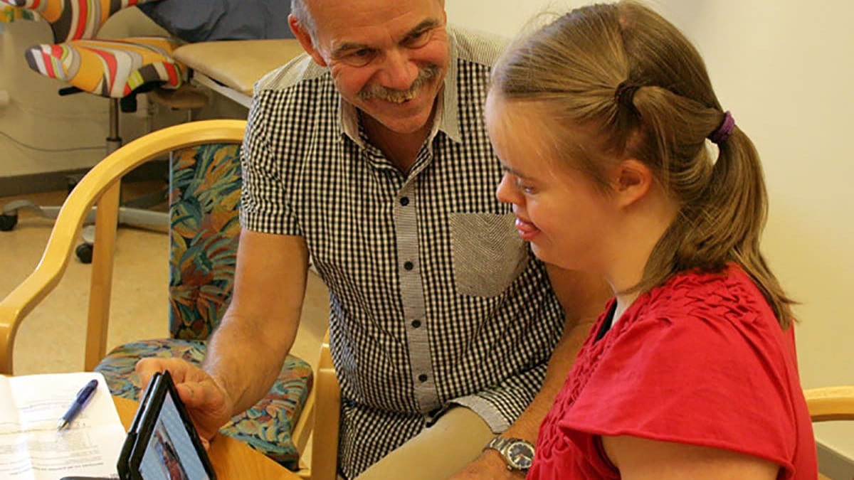 Barn med Downs syndrom bör oftare erbjudas screening för att upptäcka autism och svårare intellektuell funktionsnedsättning anser forskare på Akademiska sjukhuset/Uppsala universitet.