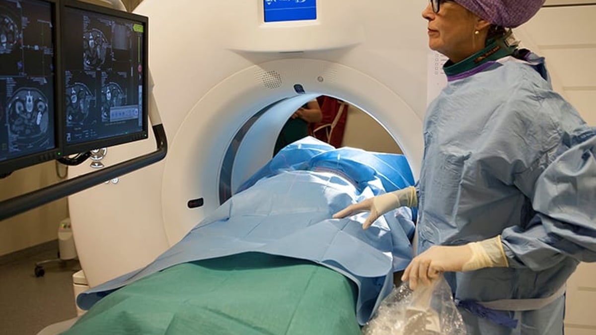 Akademiska har som första sjukhus i Sverige infört frysbehandling mot njurtumörer. Det är en slags ablation där en tunn nål förs in i tumören via huden och fryses ned till minus 40 grader.