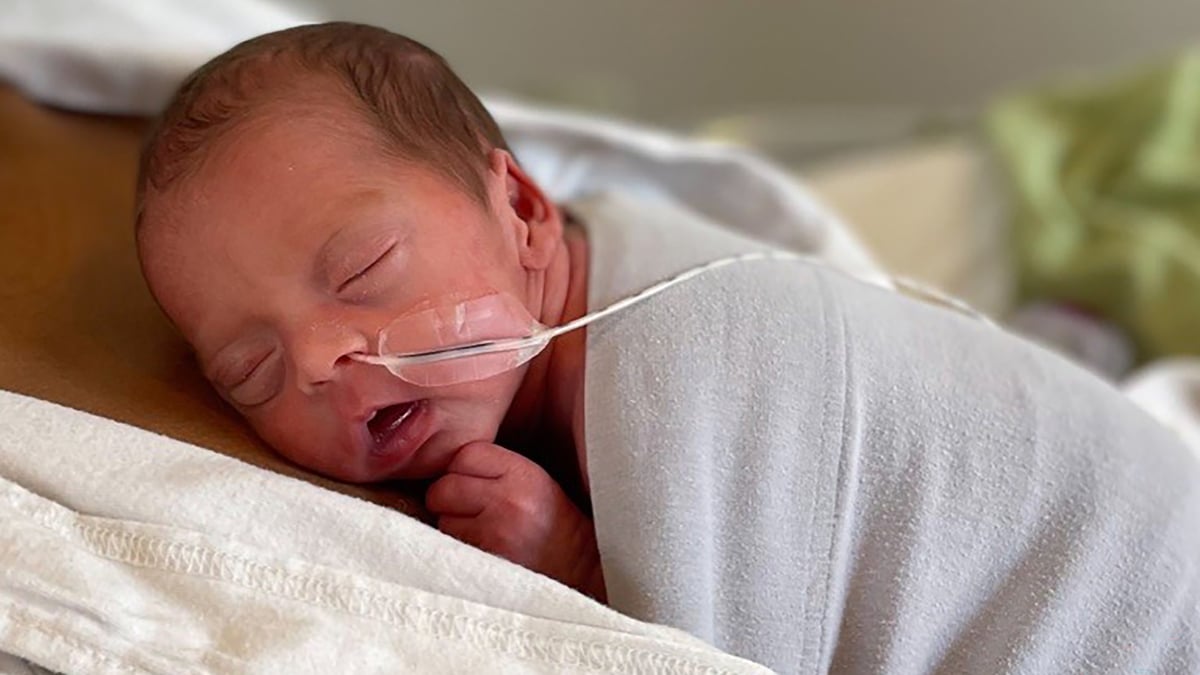 Under coronapandemin tvingades föräldrar i perioder separeras från sina nyfödda barn inom neonatalvården. En studie ledd från Akademiska sjukhuset visar att föräldrarna kände sig övergivna och ensamma i en svår situation. Nu efterlyses bl a tydligare riktlinjer. Fotograf: Magnus Fond