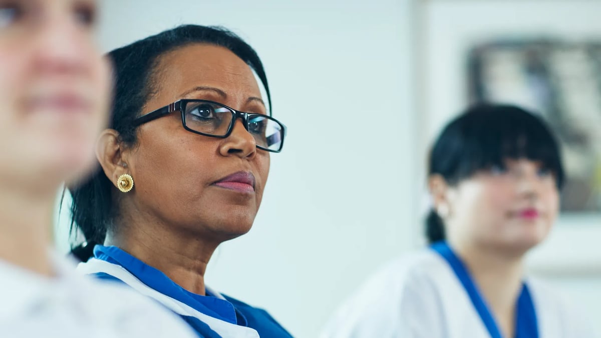 En grupp kvinnor som sitter bredvid varandra.