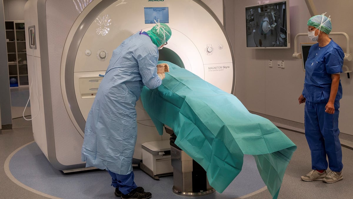 Nu kan patienter opereras i MR-hybriden på Akademiska sjukhuset, en kombination av MR-kamera och operationssal som möjliggör ökad precision bland annat vid operationer av hjärntumörer.