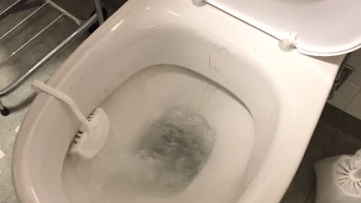 Ett projekt för rening av läkemedelsrester på Akademiska sjukhuset får pris för Årets hållbarbara sjukvårdsinnovation. Metoden innebär att enzymer frigörs i vattnet vid varje spolning. Sjukhuset är först i världen att testa metoden i verklig miljö.