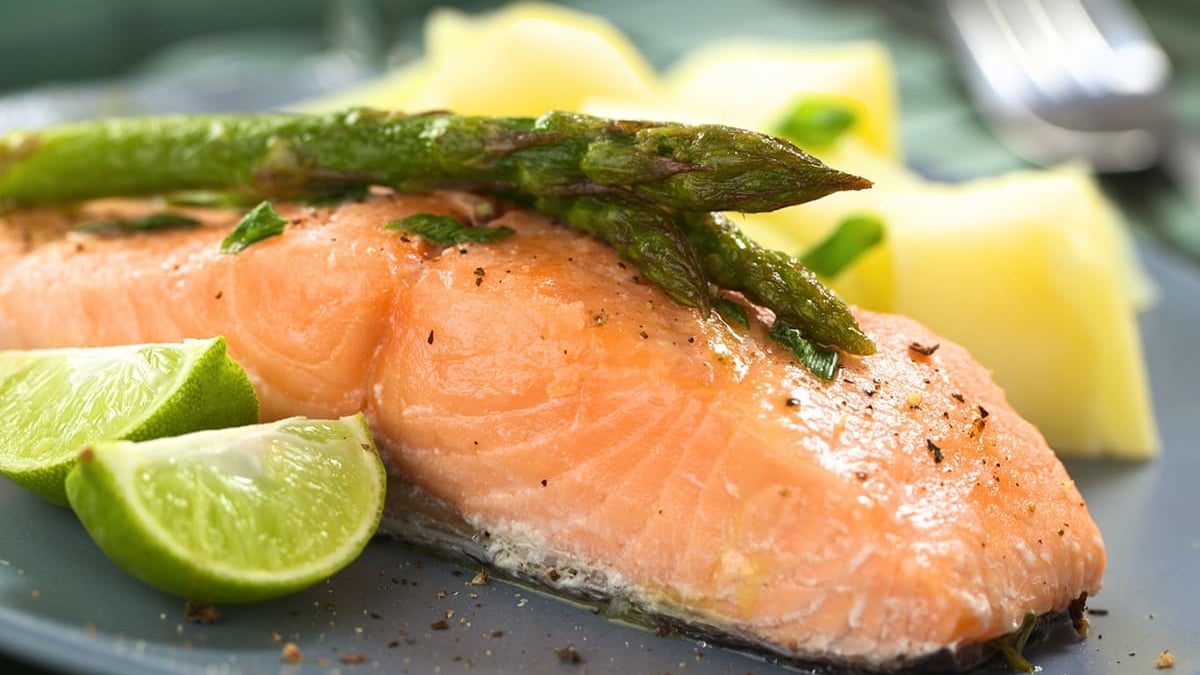 Hur stor risk för D-vitaminbrist har barn som fått en cancerdiagnos? Det ska studier vid Akademiska sjukhuset utreda. Bland annat gör cytostatikabehandling att barn ofta har svårt att få i sig allsidig kost. En D-vitaminkälla är fet fisk såsom lax.