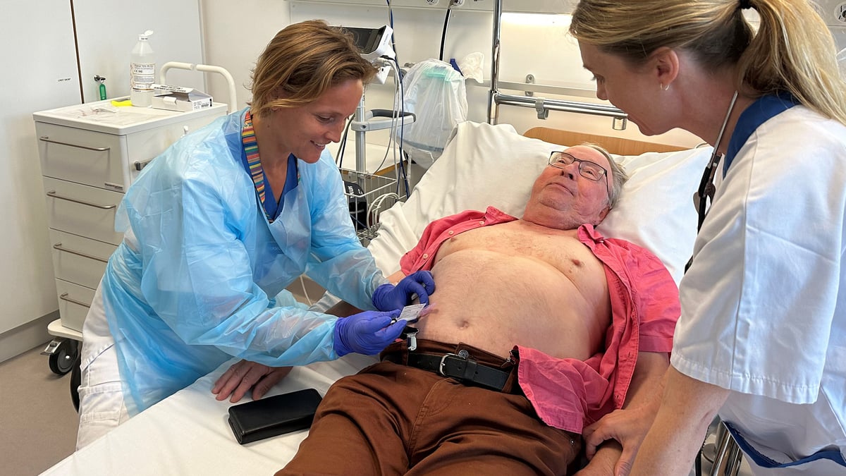 Patienter med återfall av lymfom kan numera få läkemedlet epcoritamab. Det är en bispecifik antikropp och en ny sorts immunterapi. Behandlingen ges som injektion i magen och tar bara någon minut att ge.  På bilden syns forskningssjuksköterskan Sophie van den Putte och  Ingrid Glimelius, överläkare i onkologi. Foto: Akademiska sjukhuset