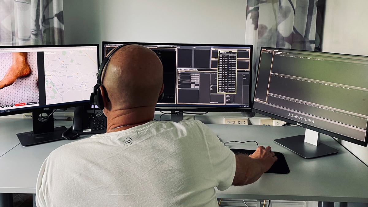 Sjukvårdens Larmcentral i Uppsala är bland de första i landet med att införa video som komplement till samtal vid olyckor och allvarlig sjukdom. Syftet är bland annat säkrare bedömningar av skador och sjukdomstillstånd. På bilden syns Per Andersson på larmcentralen.