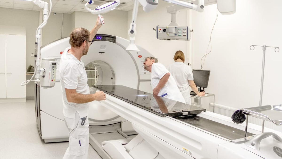 För två år sedan installerades Europas första digitala PET-DT (positronemissionstomografi kombinerad med datortomografi) på Akademiska sjukhuset. Nu installeras ytterligare två liknande PET-DT i ingång 100/101.