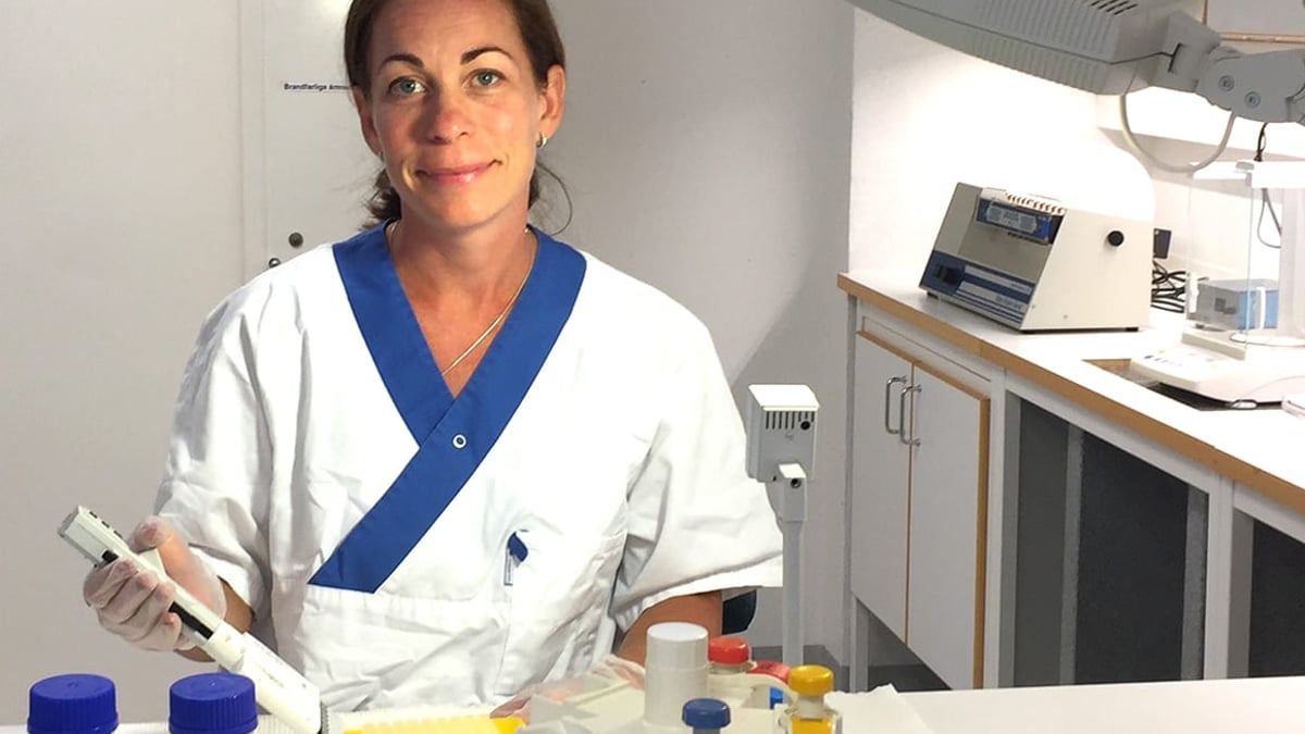 Susanne Victor, biokemist, i labbet på arbets- och miljömedicin, där analyser görs av allergener från kvalster och pälsdjur.