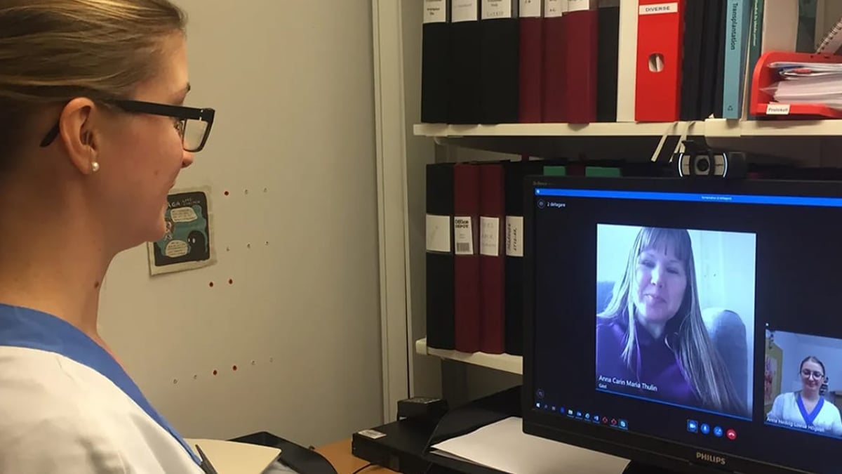 Forskningssjuksköterskan Anna Högvall kopplar upp sig mot patienten Carin Thulin, som genomgått två ö-cellstransplantationer och nu är helt insulinfri.