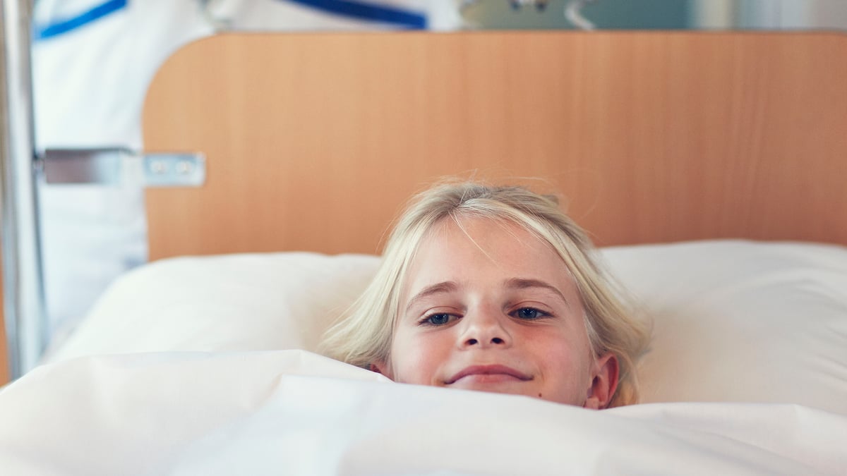 Våren 2022 införs nya rekommendationer om fastetid före barnoperation i Europa. Den viktigaste förändringen är att barnen endast ska avstå från intag av klara vätskor såsom vatten och saft en timme före operation jämfört med två timmar som var norm tidigare. Foto: Johan Alp (genrebild)
