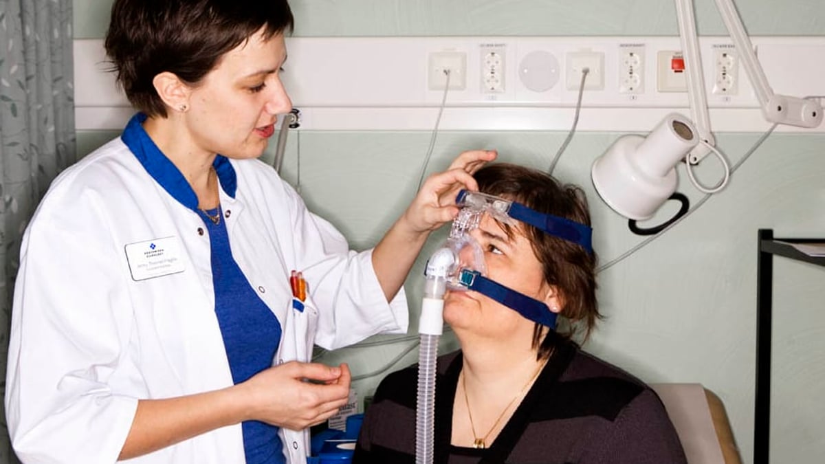 ​Från och med maj kommer patienter med sömnapné, som ska behandlas med andningsmask (CPAP) nattetid, att kunna följas upp via telemonitorering från Akademiska sjukhuset. Telemedicinsatsningen görs inom ramen för en forskningsstudie.
