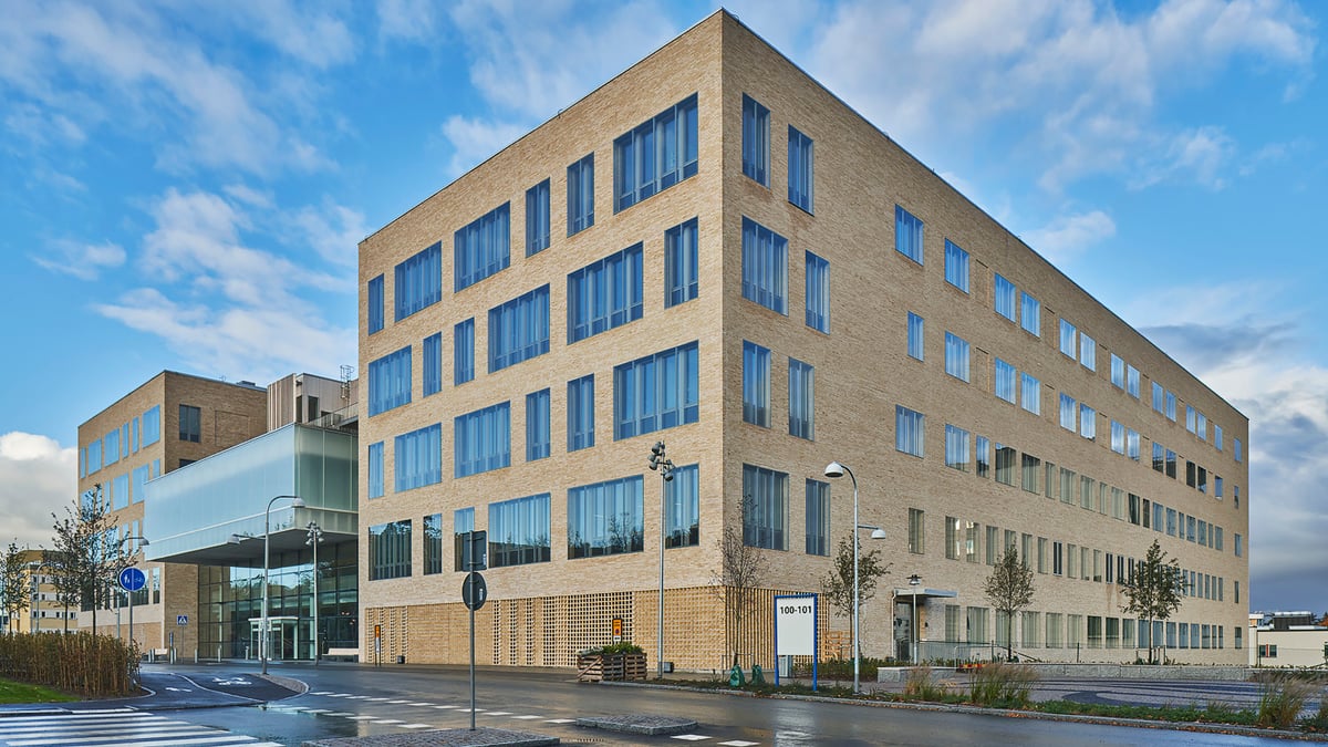 Akademiska sjukhusets senaste byggnadstillskott, ingång 100/101, uppmärksammas i den internationella tävlingen Architecture Masterprize. Huset har fått en hedersutmärkelse i klassen vårdarkitektur. 
Foto: Åke E:son Lindman