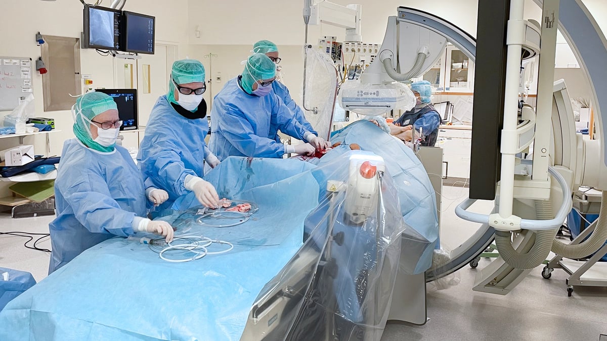Akademiska sjukhuset är först i Sverige med att genomföra hjärtklaffoperationer i dagkirurgi med den minimalinvasiva metoden TAVI. Det innebär att patienten kan komma in på morgonen och lämna sjukhuset samma kväll. Foto: Hannes Ljunghall, Akademiska sjukhuset