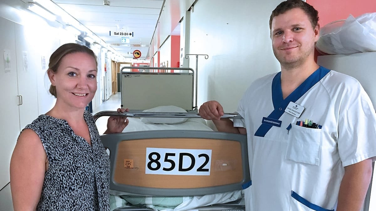 På Akademiska sjukhusets nya kirurgiska utvecklingsavdelning ska man bland annat testa och utveckla nya arbetssätt. Till vänster sjuksköterskan Karolina Svantesson, till höger avdelingschef Patrik Bodeby.