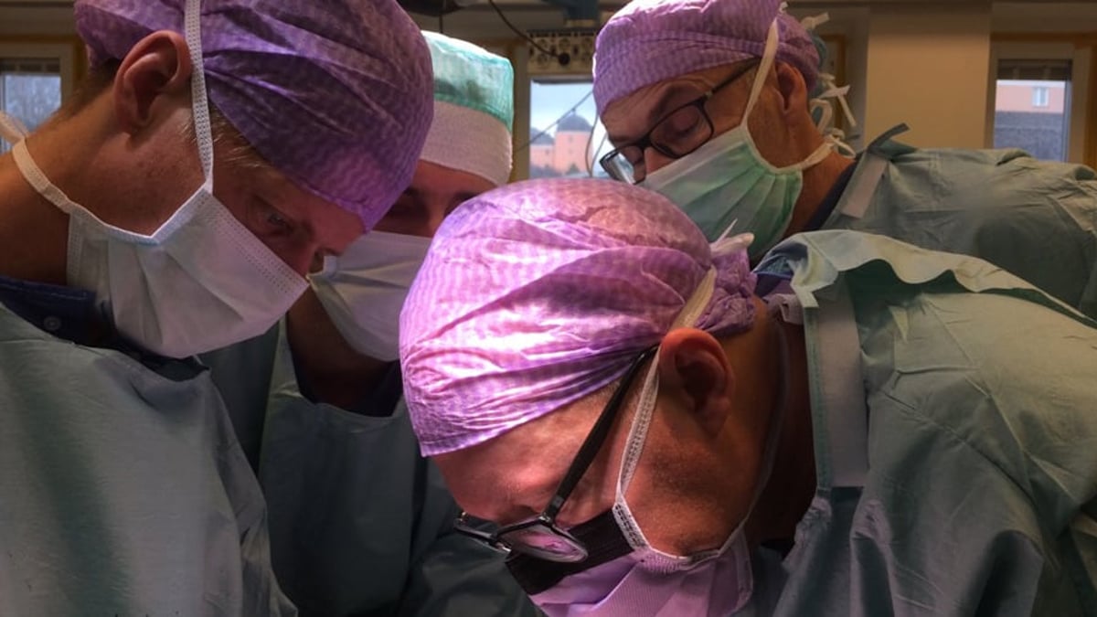 Operation av patient med neuroendokrintumör i bukspottkörteln, så kallad pankreas-NET. På bilden syns fyra av sex endokrinkirurger i teamet: Olov Norlen , Peter Stålberg, Per Hellman och Branislav Klimacek.