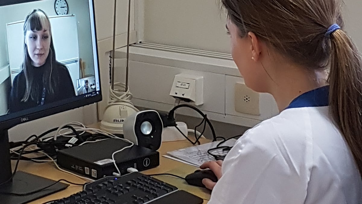 I och med pandemin ökade digitala vårdbesök närmast explosionsartat inom Länslogopedin i Uppsala. Från 2019 till 2023 ökade besöken inom stamningsområdet från en till 44 procent vilket har förbättrat tillgängligheten. På bilden agerar administratör Julia Wik patient och  logoped Sophie Albinsson visar  hur ett digitalt vårdmöte kan se ut. Foto: privat