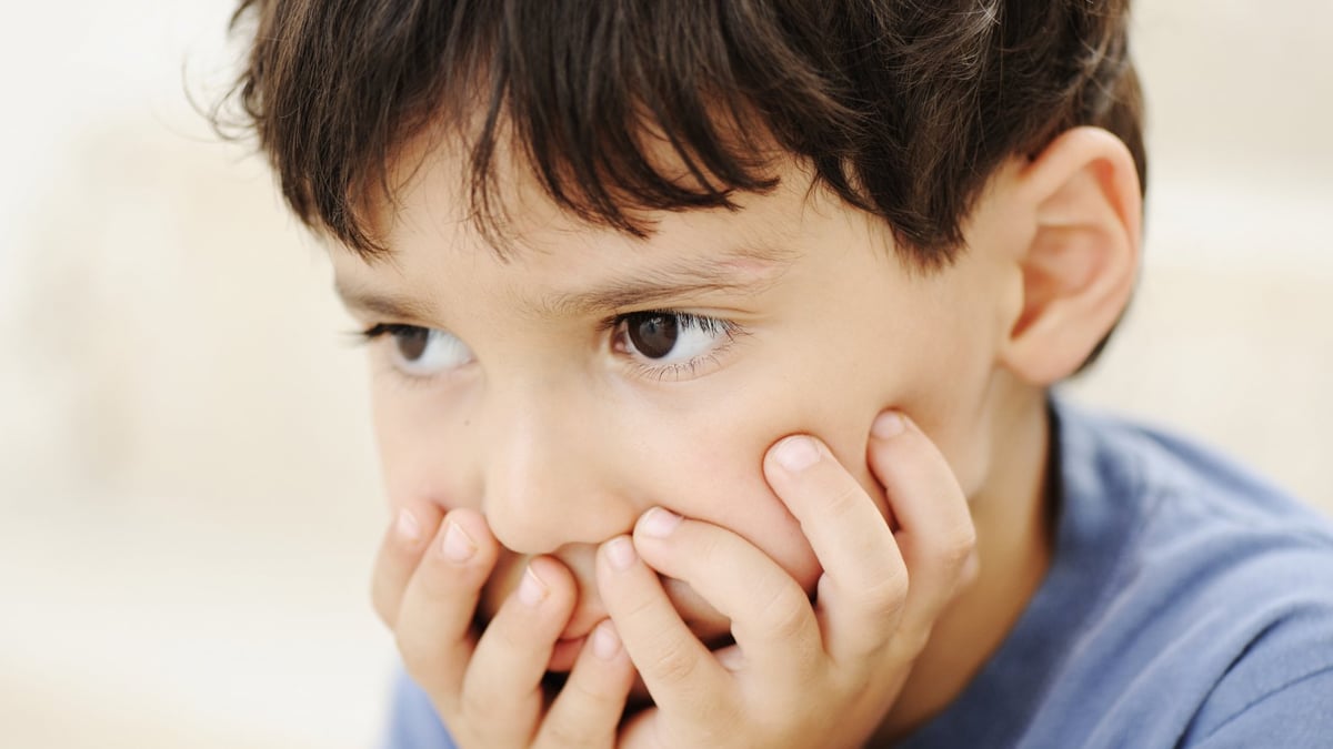 Tack vare ett nytt samarbete mellan barnsjukhuset och smärtcentrum på Akademiska kan barn med långvarig smärta erbjudas stärkt vård. Smärtan kan till exempel yttra sig som kronisk huvudvärk, magsmärtor eller värk i lederna. Att leva med smärta kan även ge upphov till psykisk stress hos barnet. Foto: Mostphotos