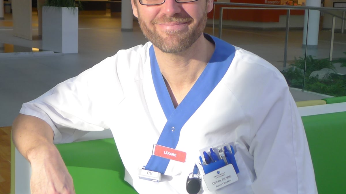 Robert Bodén, överläkare på mottagningen för hjärnstimulering vid Akademiska sjukhuset. Foto: Cecilia Yates