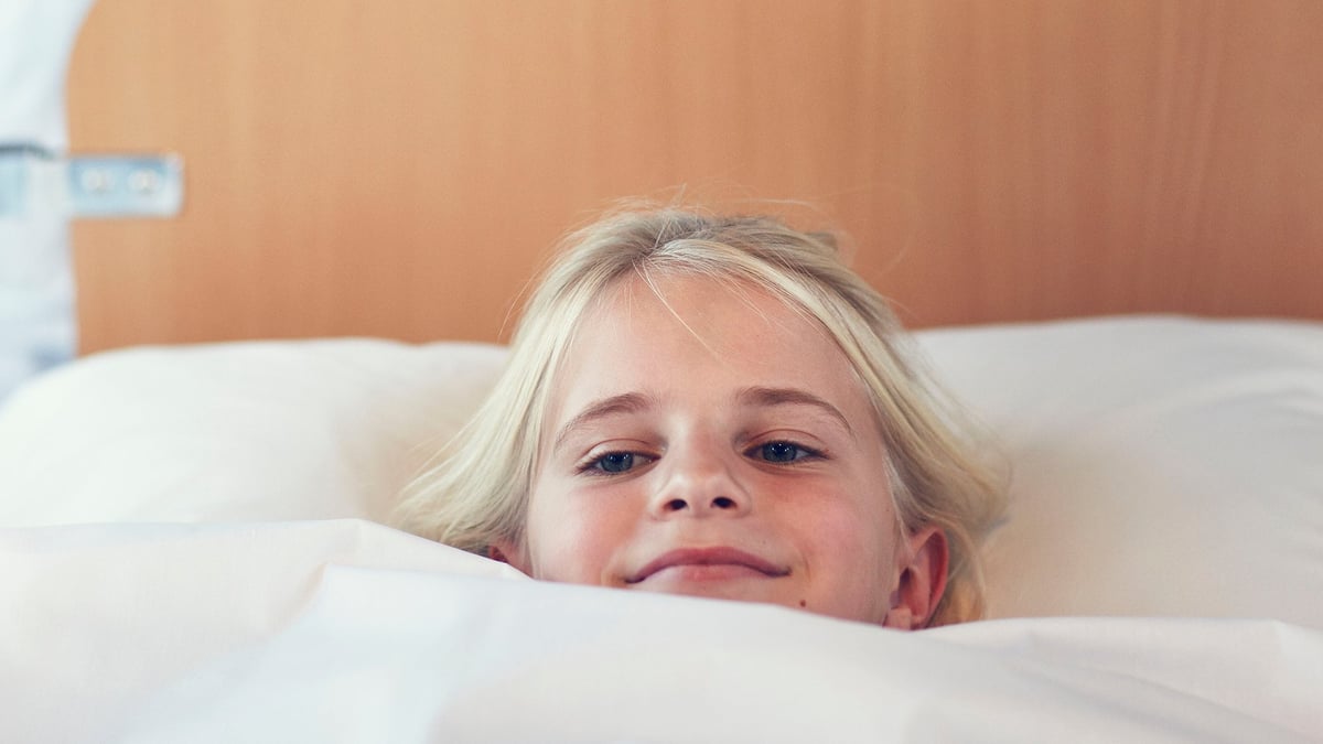 Idag invigs en ny avdelning för barnintensivvård och akutsjukvårdens intermediärvård på Akademiska sjukhuset. De nya lokalerna är utrustade med takbelysning som efterliknar naturligt dagsljus och separata ljudrum som gör att patienter inte störs när flera vårdas på samma sal. Fotograf: Johan Alp (genrebild)