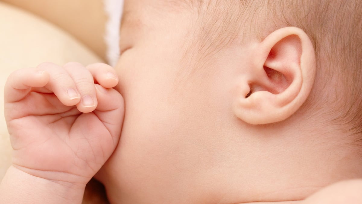 Sedan 2016 är två barnmorskor med under framfödandet vid alla förlossningar på Akademiska sjukhuset. Ett långsamt framfödande är den viktigaste faktorn för att minska bristningar. Mellan åren 2010 och 2021 har antalet sfinkterskador minskat från 3,6 till 2 procent. Vid förlossning med sugklocka har antalet sfinkterskador halverats sedan 2017. Foto: Mostphotos