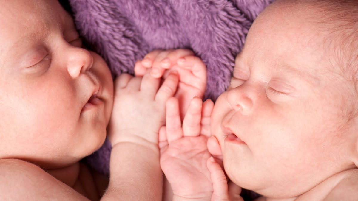 Autism hos enäggstvillingar kan kopplas till faktorer vid födseln och de första levnadsåren, bland annat låg födelsevikt, kramper och infektioner. Det framgår i en studie på enäggstvillingar med eller utan neuropsykiatriska funktionsnedsättningar. De nya rönen uppmärksammas i samband med internationella autismdagen 2 april.