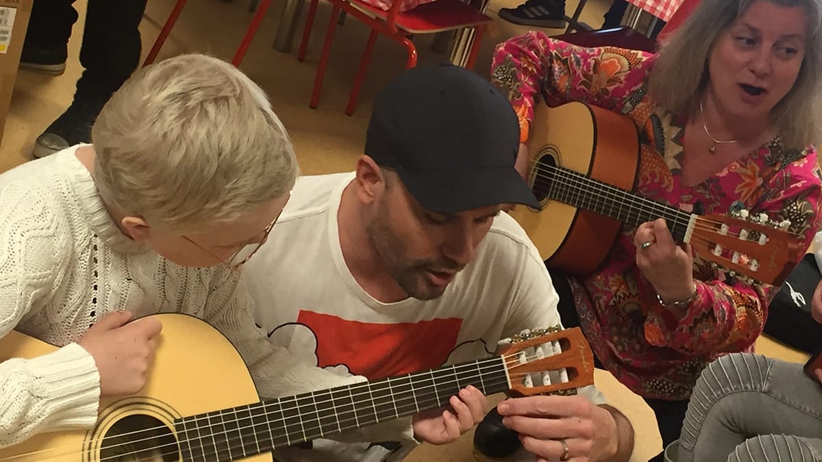 Barnsjukkhuset på Akademiska blir först med musikterapi. Den 2 maj var artisten Martin Stenmark med och överlämnade instrument från stiftelsen Musikbojen på lekterapin.