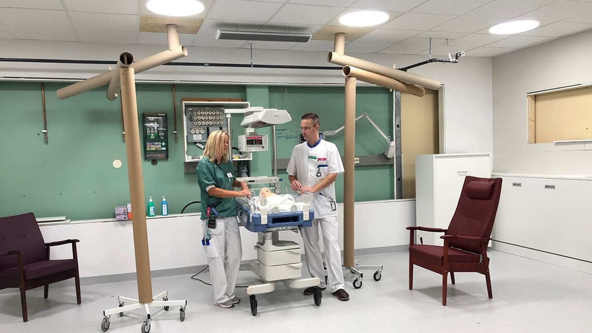 Medarbetare på Akademiska är med och utprovar teknik för framtidens vård, bland annat barnintensivvårdsavdelningen. På bilden syns Pia Stöllman , tf sektionschef, och Staffan Sundling, undersköterska.