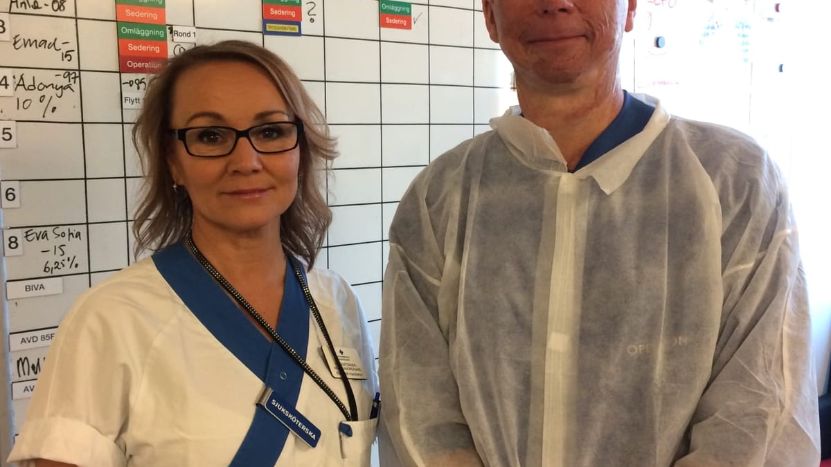 Den 3 december är brännskadeexperter från Akademiska sjukhuset på IKEA för att informera småbarnsförälder om hur skållningsskador kan förebyggas. På bilden syns initiativtagarna Elisabeth Haddleton (sjuksköterska) och Fredrik Huss (överläkare).