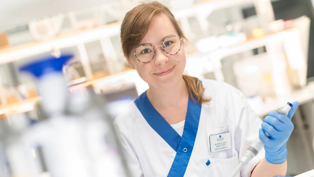 En kvinna i labbrock.