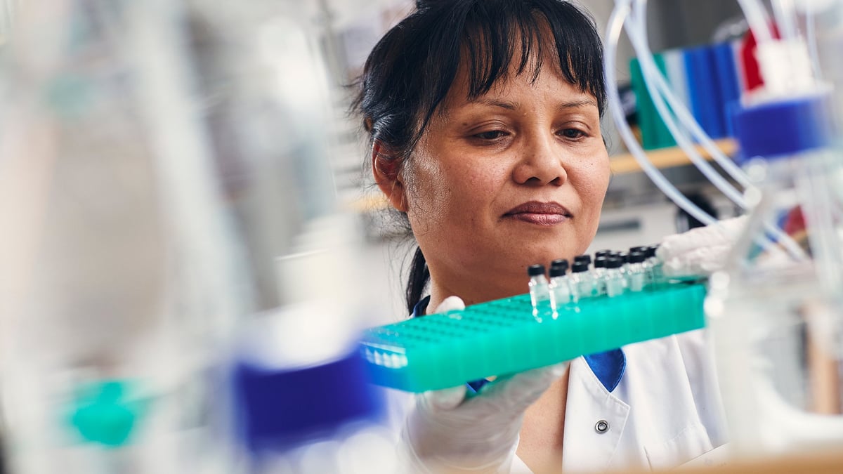 Det senaste året har framsteg gjorts som förbättrar möjligheterna att diagnostisera och behandla Alzheimers sjukdom. För första gången har ett biologiskt läkemedel riktat mot sjukdomsmekanismerna godkänts i USA och inom väntas ett blodprov, som mäter proteinet tau, kunna ersätta invasiv lumbalpunktion inom diagnostiken.  Fotograf: Johan Alp