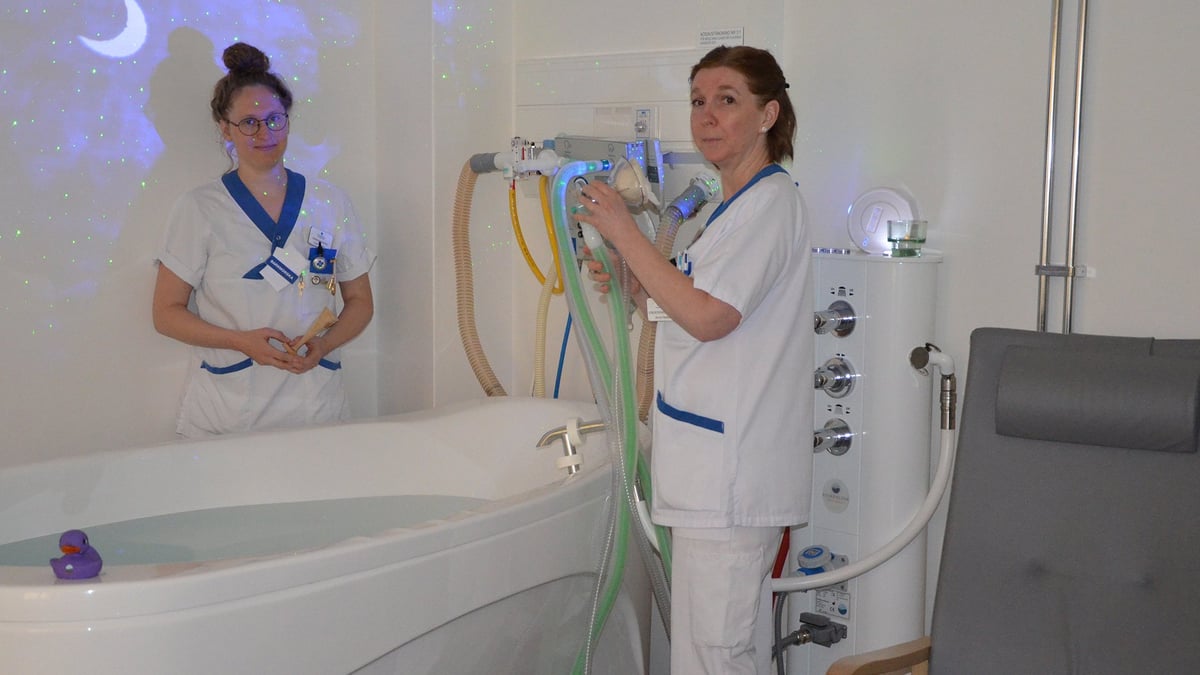 Nu har förlossningen på Akademiska sjukhuset två renoverade födelserum där kvinnor kan erbjudas bad och lustgas som alternativ smärtlindring. På bilden syns barnmorskan Evelina Holtby (vänster) och Jenny Hedberg, undersköterska.