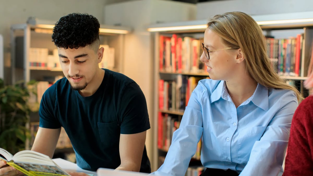 Studenter på bibliotek
