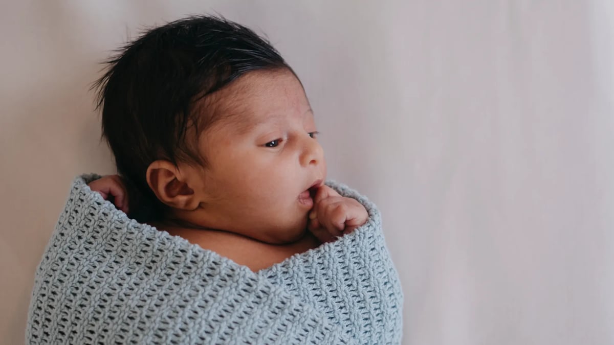 Nyfödd bebis i filt