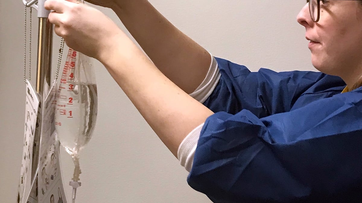 Numera ges ofta syrgasbehandling tidigare till patienter med covid-19. Sandra Egegren, sjuksköterska på infektionskliniken, förbereder högflödesbehandling, s.k. optiflow för en covidpatient med andningssvikt.