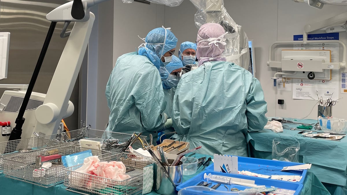 Sedan MR-hybriden togs i drift på Akademiska sjukhuset november 2020 har 100 patienter opererats i operationssalen med rörlig MR-kamera. Det handlar exempelvis om patienter med epilepsi, Parkinsons sjukdom och hjärntumörer. Foto: Akademiska sjukhuset