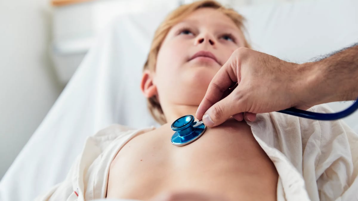 Barn undersöks av läkare med stetoskop.