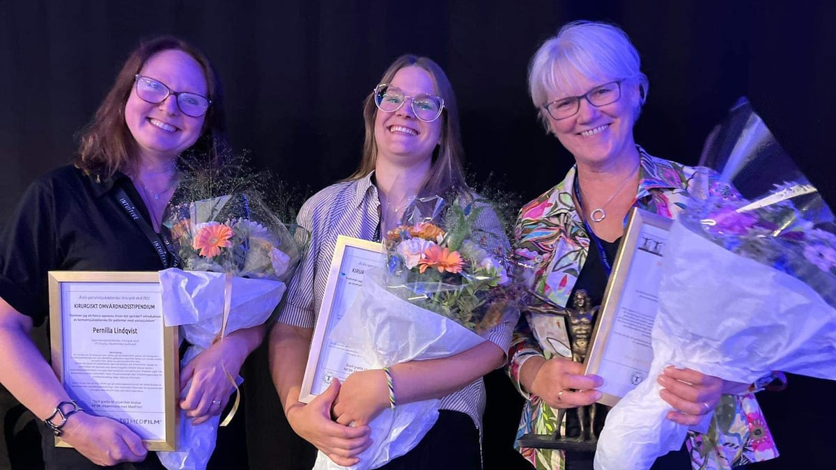 Tre specialistsjuksköterskor inom kirurgi på Akademiska sjukhuset har tilldelats priser från Nationella föreningen för sjuksköterskor i kirurgisk vård (NFSK). Från vänster: Pernilla Lindqvist och Kia Pitkämäki som får priset Årets specialistsjuksköterska. Längst till höger: Eva Jangland som får forskarpriset 2022.