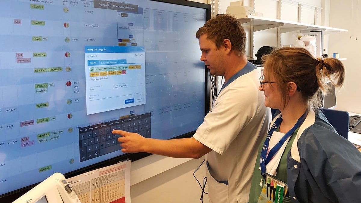 Daglig styrning via en digital tavla framhålls som en framgångsfaktor på den kirurgiska utvecklingsavdelningen. Det ger överblick och underlättar resursfördelningen. På bilden syns avdelningschef Patrik Bodeby och Emelie Lindqvist, undersköterska.
