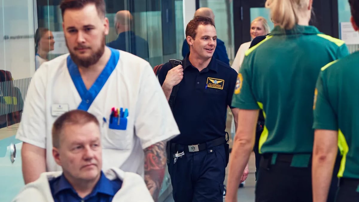 En grupp läkare och sjuksköterskor som går i en korridor.