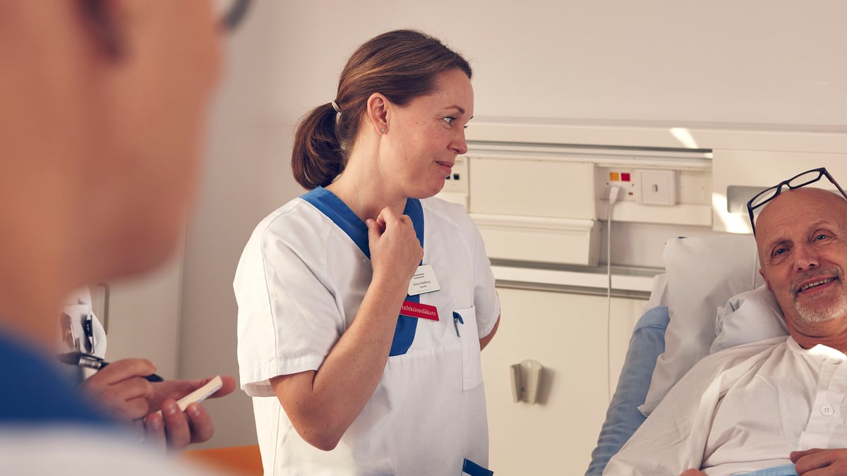 Sjukvården anses vara en av de sektorer som har störst problem med arbetsrelaterad stress. En studie på Akademiska sjukhusets utvecklingsavdelning visar att en positiv och utvecklingsvillig arbetskultur mellan kollegorna är en viktig källa till trivsel och fortsatt utvecklingsfokus även under ansträngda förhållanden. Fotograf: Johan Alp (genrebild)