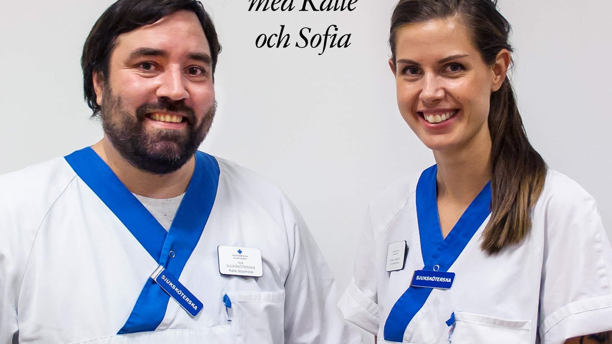 En man och en kvinna i operationskläder står bredvid varandra.