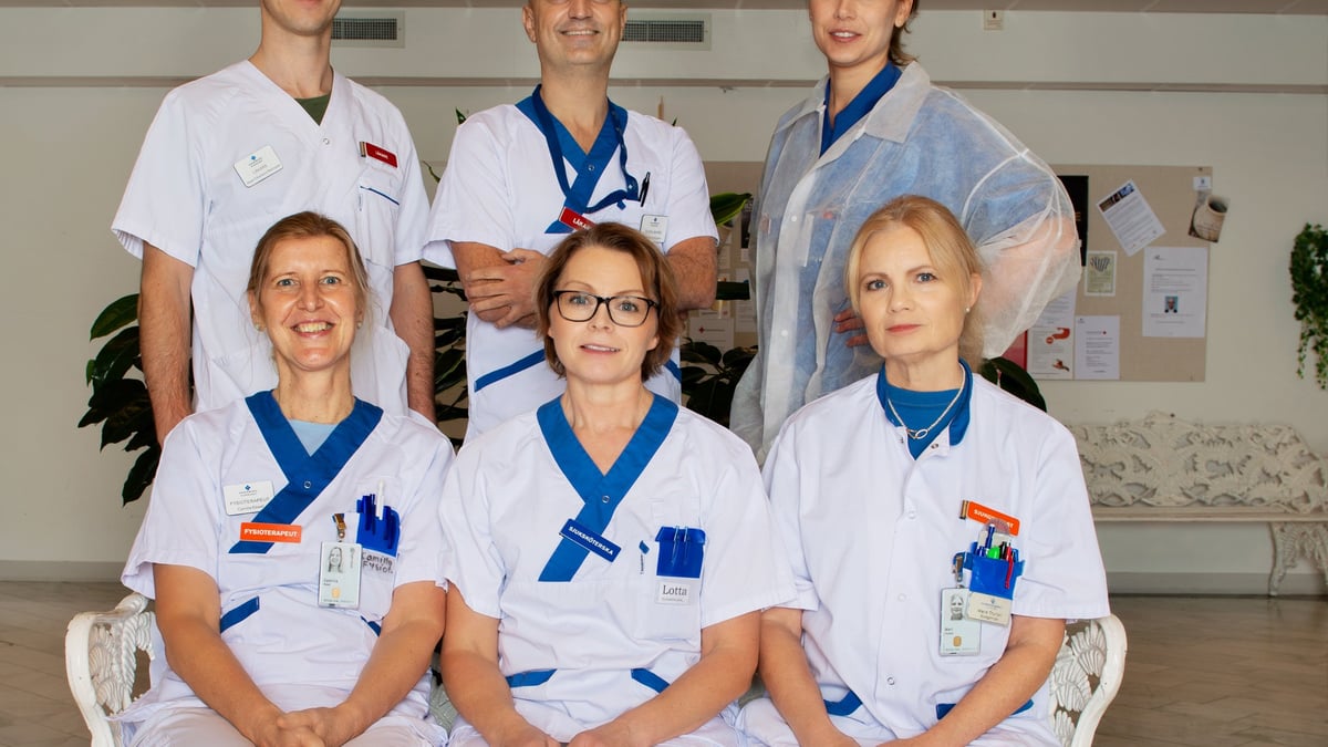 Facialisparesteamet på Akademiska sjukhuset; från vänster bakre raden: Jesper Edvardsson Rasmussen (ÖNH-läkare), Andres Rodriguez Lorenzo (plastikkirurg), Eva Lindell-Jonsson (plastikkirurg), främre raden: Camilla Ekwall (fysioterapeut), Charlotta Bergman  (kontaktsjuksköterska) och Marie Thurfjell (fysioterapeut).