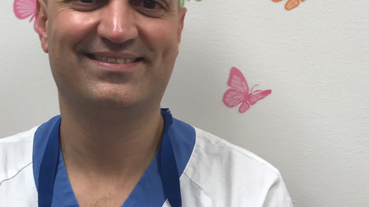 Andres Rodriguez Lorenzo, överläkare inom plastik- och käkkirurgi och ansvarig för Facialisparesteamet på Akademiska sjukhuset. Foto: privat