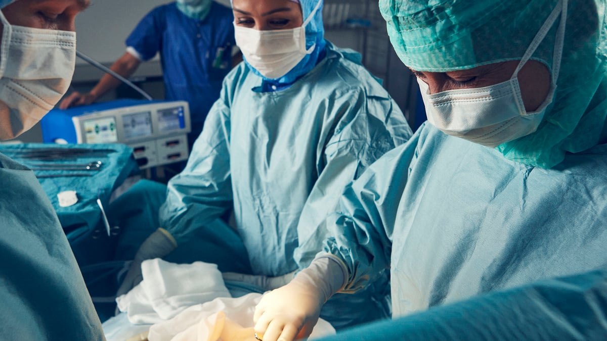 Vid Ektopisk Cushing’s syndrom utsöndrar en neuroendokrin tumör ett hormon som triggar binjurarna att producera för mycket kortisol. När  båda binjurarna tas bort är den bästa metoden att två kirurger opererar parallellt på varsin sida, enligt en studie på Akademiska sjukhuset. Foto: Johan Alp (genrebild)