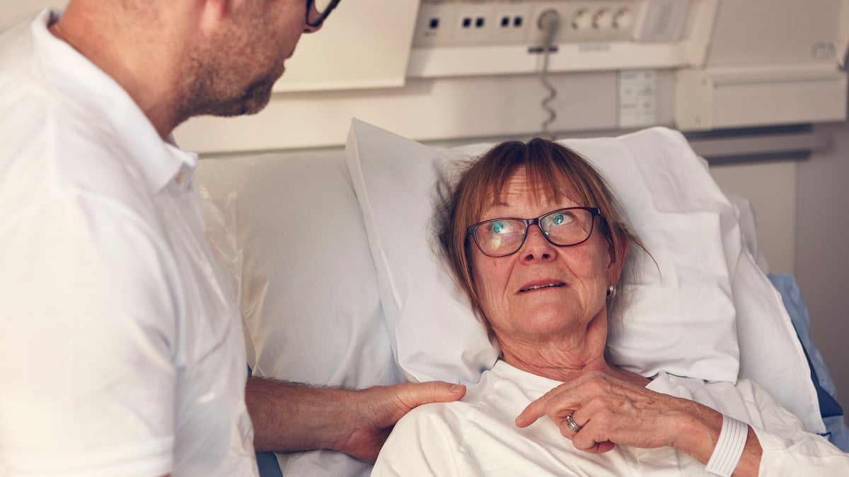 I en planerad studie på Akademiska ska man utvärdera om omvårdnadsronder kan öka möjligheten att bedriva personcentrerad vård även för medvetslösa och sövda patienter som inte kan föra sin egen talan. Fotograf: Johan Alp